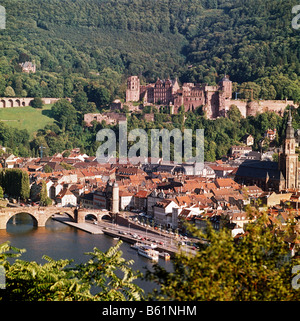 Blick auf Heidelburg, Deutschland, Baden-Wurttemburg von Philosophen Weg zeigt die alte Brücke und das Schloss. Stockfoto