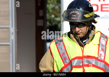 Mitglied Mequon Feuerwehr Feuerwehrmann blickte auf eine Szene Wisconsin Stockfoto