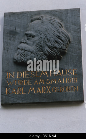 Trier, Deutschland. Eine Plakette markiert wo Karl Marx geboren am 05.05.1818, starb er im Jahr 1883. Mit Engels schrieb er "Das Kapitol" Stockfoto