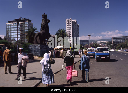 Leben auf der Straße in Addis Abeba Äthiopien mit Löwenstatue auf der linken Seite Stockfoto