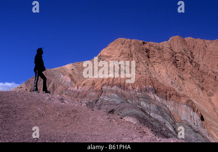 Touristen mit Blick auf die bunten Felsschichten und Formationen des Hügels der Sieben Farben, Purmamarca, Quebrada de Humahuaca, Provinz Jujuy, Argentinien Stockfoto