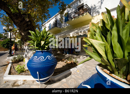 Blumen in die Platia eines griechischen Dorfes auf einer griechischen Insel. Stockfoto