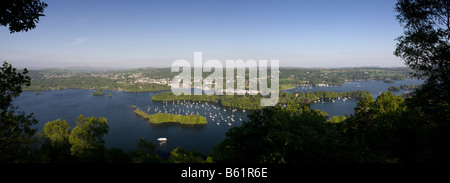 Panorama-Bild von Bowness Bay auf Windermere, Lake District, Windermere, Cumbria, Vereinigtes Königreich Stockfoto