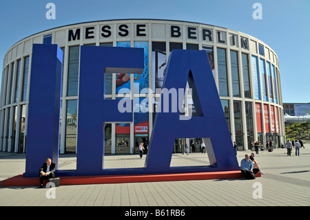 Schriftzug "IFA" vor dem Eingang in das International Radio Ausstellung IFA, Berlin, Deutschland, Europa Stockfoto