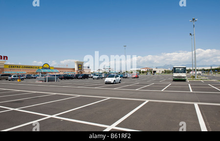 Parkplatz Einkaufszentrum Stockfoto