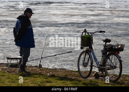 Angler Angeln im Fluss Rhein, Köln, Nordrhein-Westfalen, Deutschland. Stockfoto