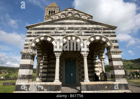 Basilica della Santissima Trinità di Saccargia, Basilika der Heiligen Dreifaltigkeit von Saccargia, zwischen den Städten Ploaghe und Cod Stockfoto