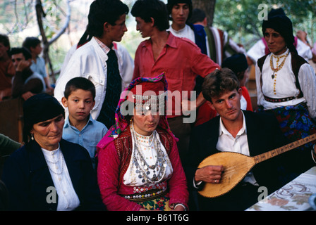 Braut und Bräutigam bei der Hochzeit in Nordalbanien 1992 Stockfoto