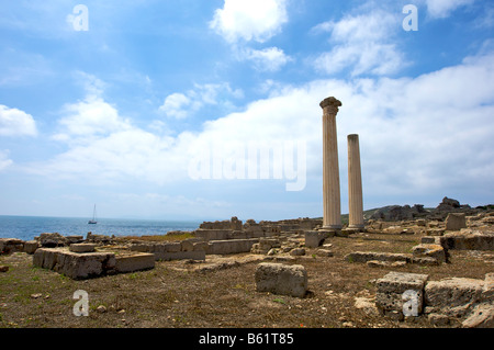 Ausgrabungen von Tharros, römische Siedlung rekonstruiert zwei Spalten, Sardinien, Italien, Europa Stockfoto