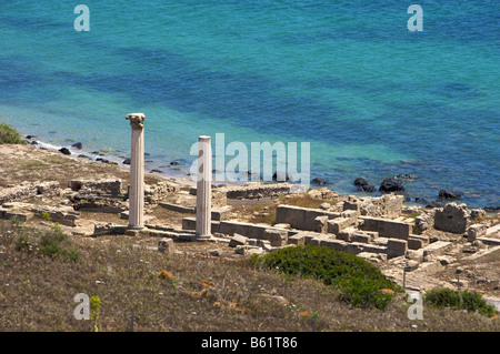 Ausgrabungen von Tharros, römische Siedlung rekonstruiert zwei Spalten, Sardinien, Italien, Europa Stockfoto