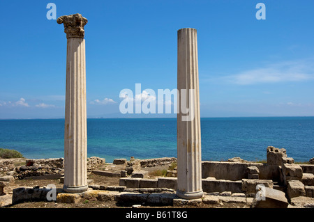 Ausgrabungen von Tharros, römische Siedlung rekonstruiert zwei Spalten, Sardinien, Italien, Europa Stockfoto