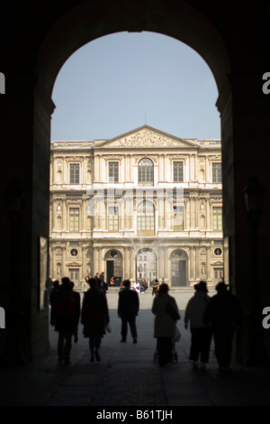 Auf der Suche einem Innenhof des Musée du Louvre in Paris Stockfoto