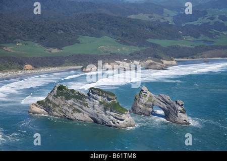 Torbogen Inseln Wharariki Beach südlich von Cape Farewell NW Nelson Region Südinsel Neuseeland Antenne Stockfoto