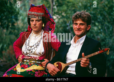 Braut und Bräutigam bei der Hochzeit in Nordalbanien 1992 Stockfoto