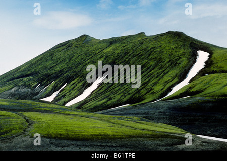 Grüne Berghänge im Sommer mit Resten der letzten Jahre Schnee, Landmannalaugar, South Island, Europa Stockfoto