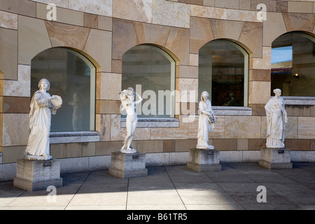 Marmor Skulpturen der antiken Figuren, Rotunde des der neuen Staatsgalerie, entworfen von James Stirling, Stuttgart, Baden-Wuerttember Stockfoto