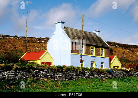 Bunt bemalten Häuschen hinter einer Steinmauer, in der Nähe von Clifden, Connemara, Irland, Europa Stockfoto