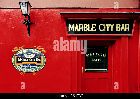 Marble City Bar, alte Kneipe, Fassade mit roten Wand, Logo, Dublin, Irland, Europa Stockfoto