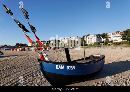 Angelboot/Fischerboot mit bunten Flaggen am Strand des Resorts von Bansin, Insel Usedom, Ostsee, Mecklenburg-Vorpommern Pomerani Stockfoto