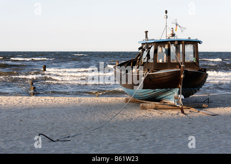 Alten Fischkutter am Strand Bansin Resort, Insel Usedom, Ostsee, Mecklenburg-Western Pomerania, Deutschland, Europa Stockfoto