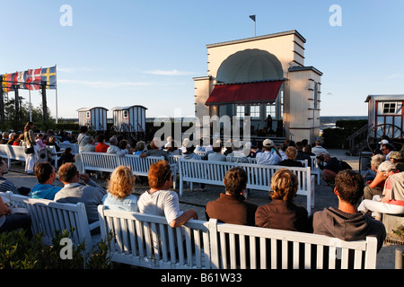 Publikum bei einem Konzert auf der Strandpromenade, Bühne Pavillon, Seebad Bansin, Insel Usedom, Ostsee, Mecklenburg-Wes Stockfoto