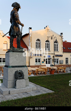 Statue von Friedrich II., König von Preußen, historische Kneipe Zum Alten Fritz, Gemeinde Letschin, Oderbruch Region, Maerkisch-Oderl Stockfoto