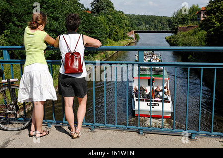 Zwei junge Mädchen stehen auf einer Brücke über den Teltowkanal, beobachtete ein Vergnügen Boot, Potsdam-Babelsberg, Brandenburg, Deutsch Stockfoto