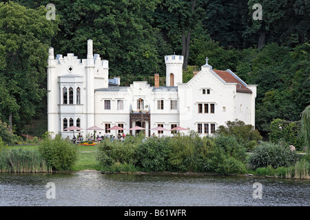 Kleines Schloss, Café, am Ufer des tiefen See See, Park Babelsberg, Potsdam, Brandenburg, Deutschland, Europa Stockfoto