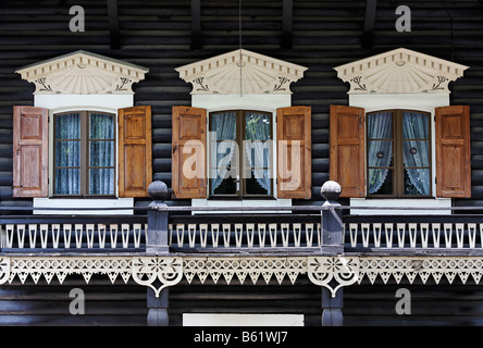 Fenster und Balkon mit schönen Holzschnitzereien im traditionellen russischen Stil, Russische Kolonie Alexandrowka, Potsdam, Branden Stockfoto