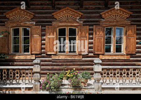 Fenster und Balkon mit Holzschnitzereien im traditionellen russischen Stil, Russische Kolonie Alexandrowka, Potsdam, Brandenburg, Keim Stockfoto