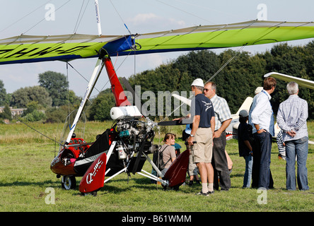 Gruppe der Luftfahrt Messeteilnehmern Bewertung eines ultraleichten Flugzeuges GT 450 von P + M Aviation, Segelflugzeug Flughafen, Aero Club fällig Stockfoto