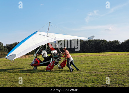 Männer schieben eines ultraleichten Flugzeuges GT 450 von P + M Aviation zur Startposition, Segelflugzeug Flughafen Aero Club Düsseldorf, noch Stockfoto