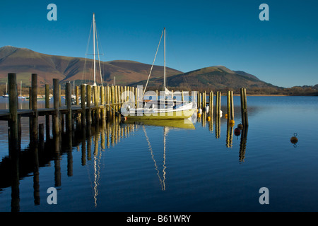 Boote vertäut am Nichol Ende Marine am Derwent Water, in der Nähe von Keswick, Nationalpark Lake District, Cumbria, England UK Stockfoto