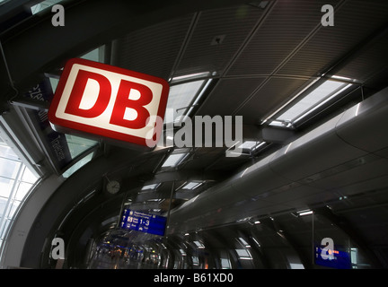 DB-Logo, die Deutsche Bahn Reisezentrum am Flughafen, Frankfurt Am Main, Hessen, Deutschland, Europa Stockfoto