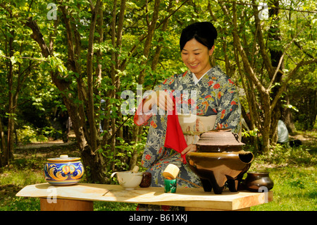 Japanerin, die Durchführung einer Teezeremonie in der botanischen Gärten, Kyoto, Japan, Asien Stockfoto