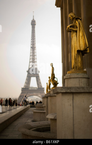 Statuen säumen die Terrasse des Palais de Chaillot in Paris, mit der Jardins du Trocadéro und dem Eiffelturm im Hintergrund Stockfoto