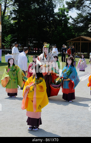 Saio Dai und ihr Hofstaat gekleidet in Kimonos und traditionelle Kopfbedeckung der Heian-Zeit am Kamigamo Schrein in Ky Stockfoto