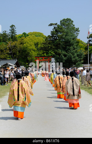 Damen des königlichen Haushalts des Dai Saio, tragen die traditionelle Kopfbedeckung und Kimono aus der Heian-Zeit bei Gericht die Stockfoto