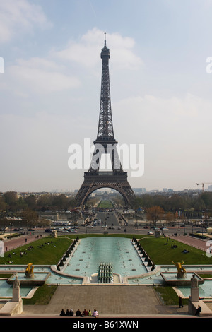 Ein Blick auf die Jardins du Trocadéro und Eiffelturm vom Palais de Chaillot in Paris Stockfoto