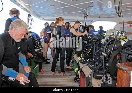 Gruppe der Scuba Diver Vorbereitung für den nächsten Tauchgang Stockfoto