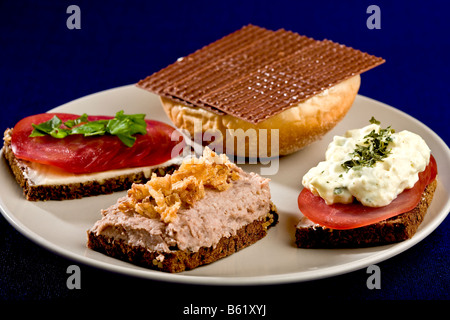 Teller von Open Sandwich zum Mittagessen Stockfoto