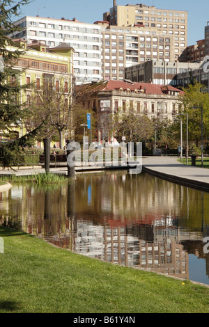 Blick auf einen Teich im Park in Gijon Spanien Stockfoto