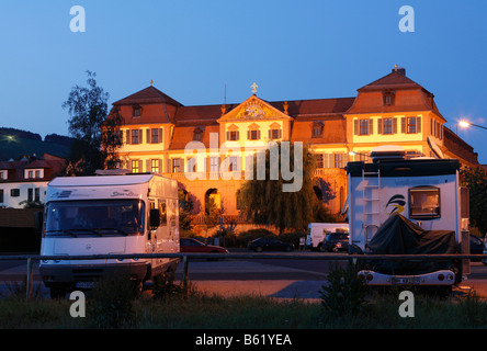 Wohnmobile geparkt vor der beleuchteten Kellereischloss, rotes Schloss, Hammelburg, Rhön, Franken, Niederbayern, Germa Stockfoto