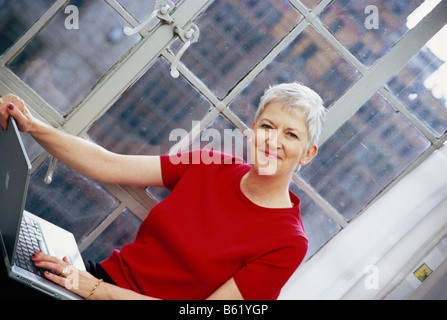 Reife Frau lächelt in die Kamera, USA 2006 Stockfoto