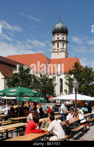 Stadtfest am Marienplatz Square und die Pfarrkirche in Schongau, Pfaffenwinkel, Oberbayern, Deutschland, Europa Stockfoto