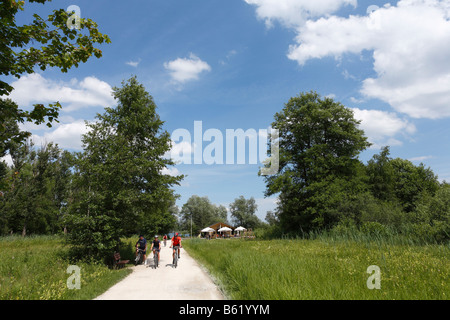 Cycle Track und Wanderweg in der Nähe von Prien, Chiemgau, Oberbayern, Deutschland, Europa Stockfoto