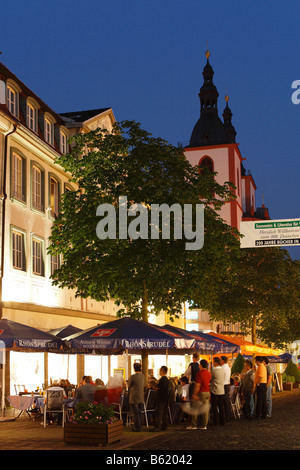 Straßencafé in der Friedrichstraße und die Stadtpfarrkirche Fulda Stadt Zentrum, Rhön, Hessen, Deutschland, Europa Stockfoto