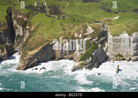 Zerklüftete Küste in der Nähe von Pilch Point und Wharariki Beach südlich von Cape Farewell NW Nelson Region Südinsel Neuseeland Antenne Stockfoto