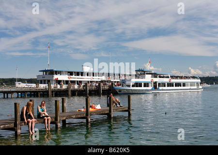 Anlegestelle in den Starnberger See in Starnberg, Oberbayern, Deutschland, Europa Stockfoto