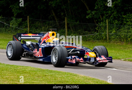 Red Bull-Cosworth RB1 2005 mit Fahrer Sebastian Buemi beim Goodwood Festival of Speed, Sussex, UK. Stockfoto